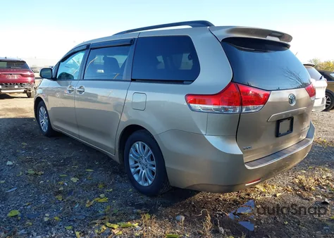 2011 Toyota Sienna Xle V6 z USA, uszkodzony, nr VIN 5TDYK3DC5BS038682